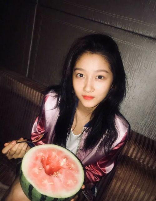 吃瓜网红拍照图片高清