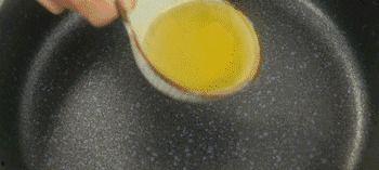 抖音网红吃一口瓜,瓜香四溢引网友热议