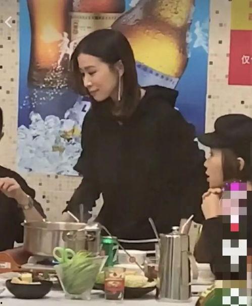 女孩网红吃瓜图片