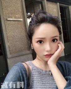 网红小雪吃瓜照片图片高清